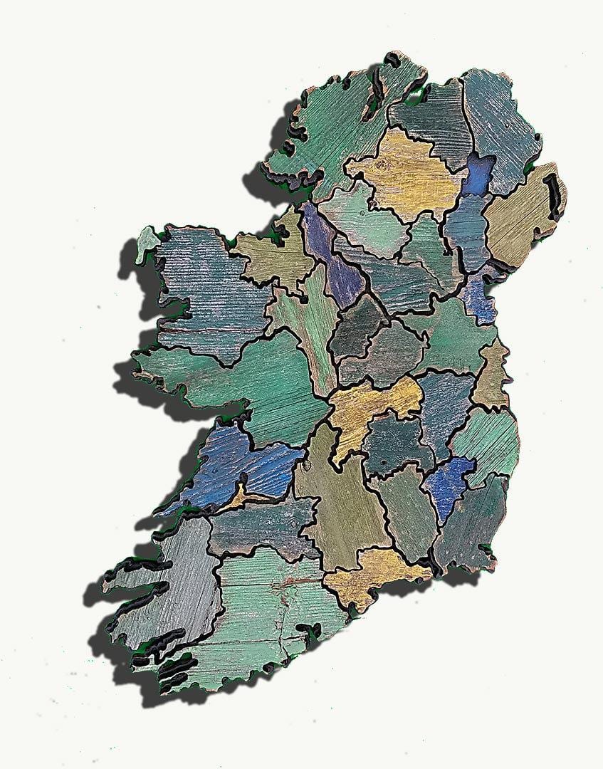 mappa di legno sulla mappa di irlanda