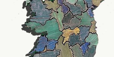 Mappa di legno sulla mappa di irlanda